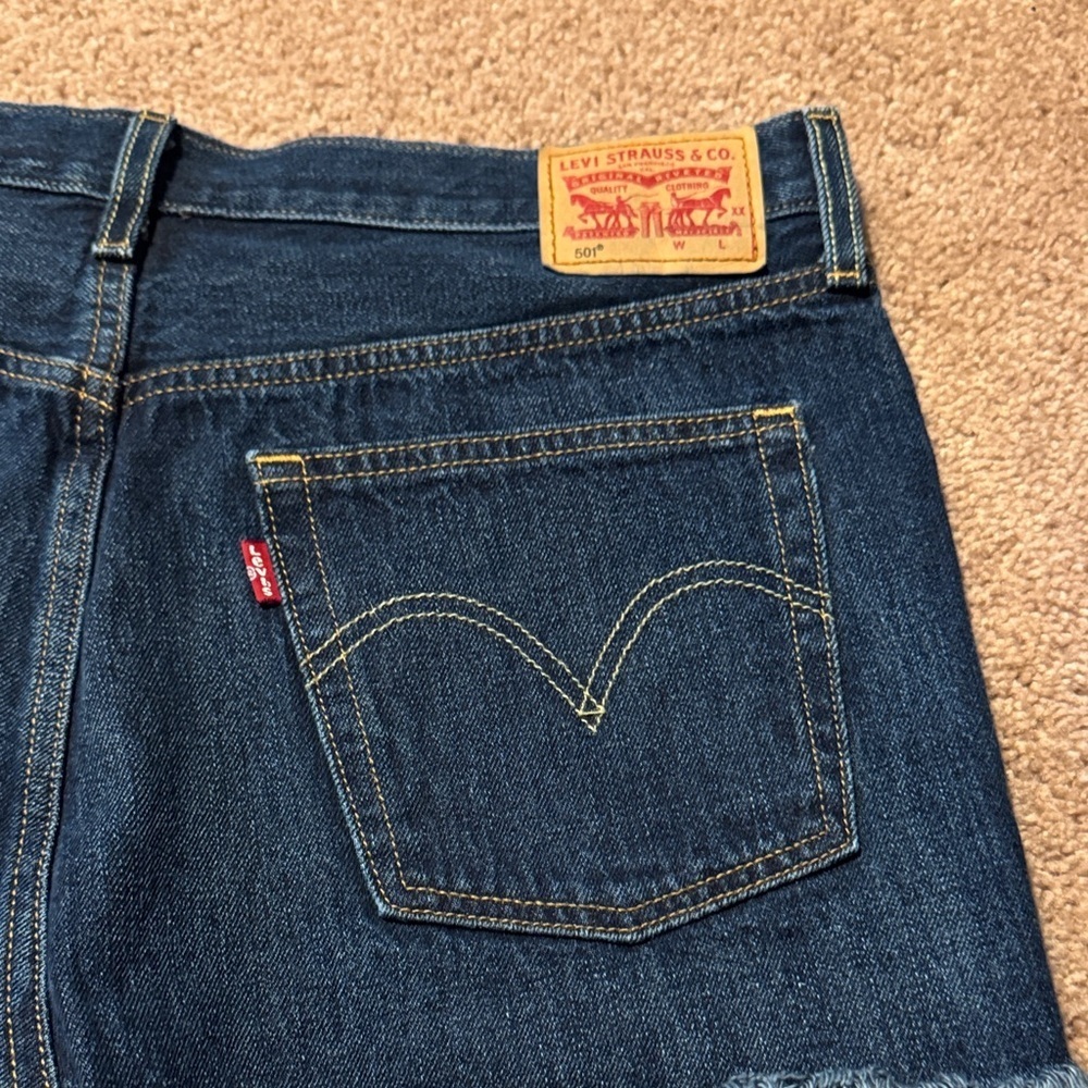 Levi Demin Frayed Hem Women Shorts - Picture 5 of 10